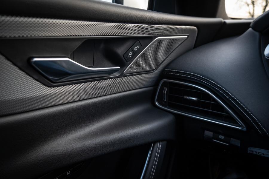 Детали интерьера Jaguar XE P250 SE R-Dynamic 2019 года  (WW) (фото 15 из 17)